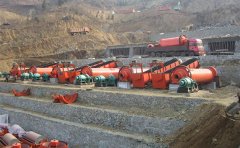 研磨高嶺土?xí)r選擇雷蒙磨粉機(jī)好還是球磨機(jī)好？